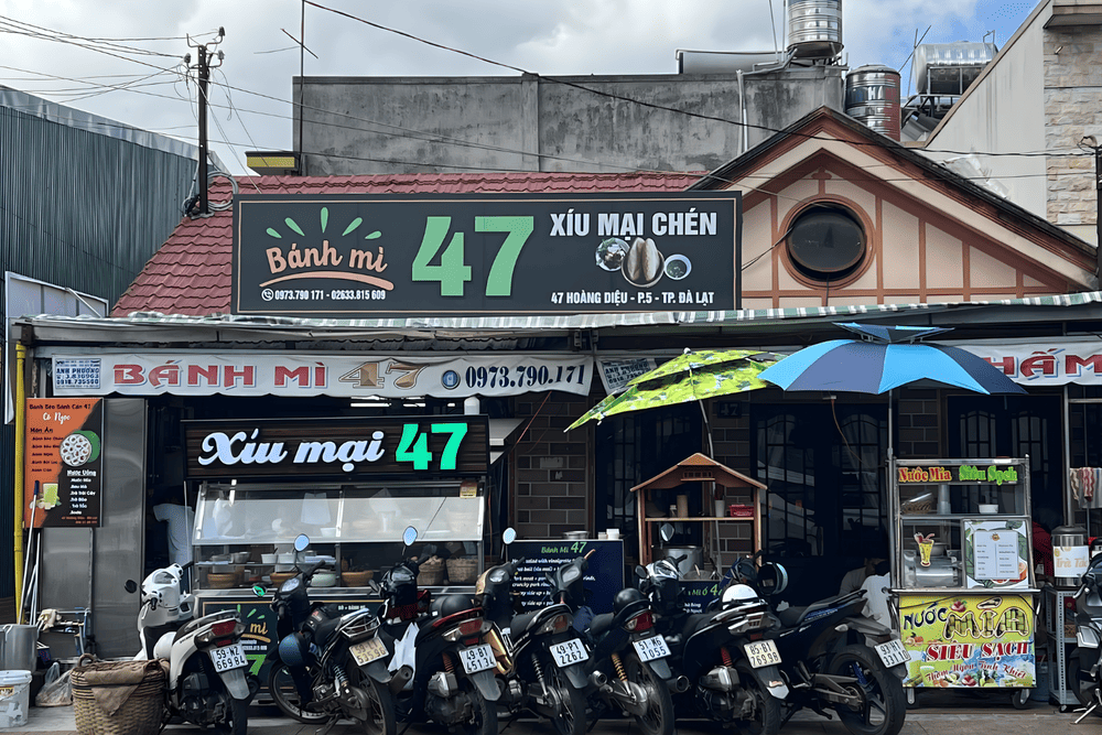 Qu&aacute;n c&oacute; kh&ocirc;ng gian nhỏ, hương vị b&aacute;nh m&igrave; x&iacute;u mại đặc trưng với nước d&ugrave;ng từ xương, ngọt nhưng kh&ocirc;ng ngấy (Nguồn: Fanpage B&aacute;nh M&igrave; X&iacute;u Mại 47 Ho&agrave;ng Diệu)